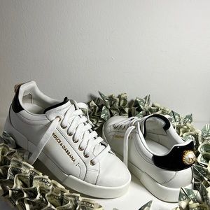 Calfskin nappa Portofino sneakers with lettering. Worn, few signs of wear.